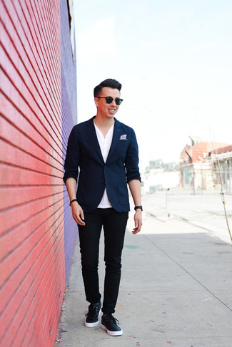 Quale chino indossare con sneakers basse blu per un uomo di 20 anni: Indossa un blazer blu scuro e chino per un look davvero alla moda. Se non vuoi essere troppo formale, prova con un paio di sneakers basse blu.