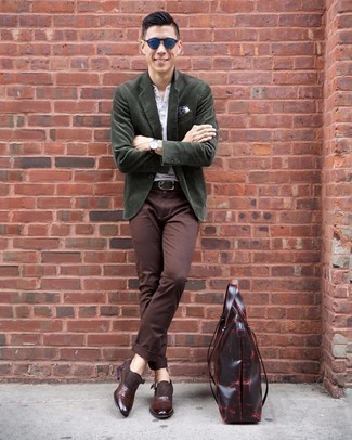 Come indossare e abbinare un serafino con un blazer per un uomo di 20 anni: Combina un blazer con un serafino per un look spensierato e alla moda. Scegli un paio di scarpe monk in pelle marroni per un tocco virile.