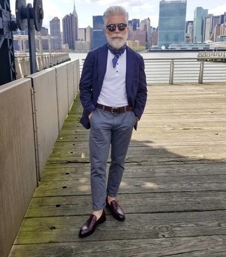 Come indossare e abbinare una bandana blu per un uomo di 50 anni in modo smart-casual: Potresti indossare un blazer blu scuro e una bandana blu per un look comfy-casual. Scegli un paio di mocassini eleganti in pelle bordeaux come calzature per un tocco virile.