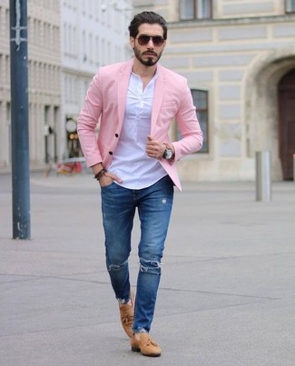 Quale mocassini con nappine indossare con jeans blu per un uomo di 30 anni: Per un outfit della massima comodità, potresti abbinare un blazer rosa con jeans blu. Opta per un paio di mocassini con nappine per mettere in mostra il tuo gusto per le scarpe di alta moda.