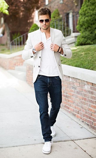 Come indossare e abbinare un serafino bianco con jeans blu scuro: Potresti combinare un serafino bianco con jeans blu scuro per un outfit comodo ma studiato con cura. Mettiti un paio di scarpe da ginnastica di tela bianche per un tocco virile.