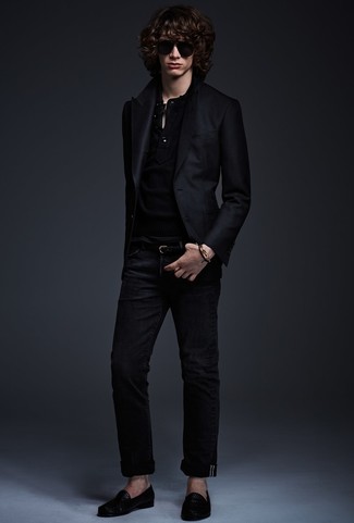 Quale serafino indossare con un blazer nero in estate 2024: Combina un blazer nero con un serafino per un look spensierato e alla moda. Sfodera il gusto per le calzature di lusso e calza un paio di mocassini eleganti in pelle neri. Ecco un look estivo perfetto per il tuo.