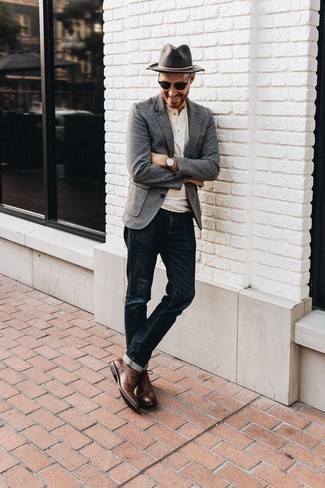 Quale scarpe oxford indossare con un blazer grigio scuro in modo smart-casual: Mostra il tuo stile in un blazer grigio scuro con jeans blu scuro se cerchi uno stile ordinato e alla moda. Un paio di scarpe oxford darà un tocco di forza e virilità a ogni completo.
