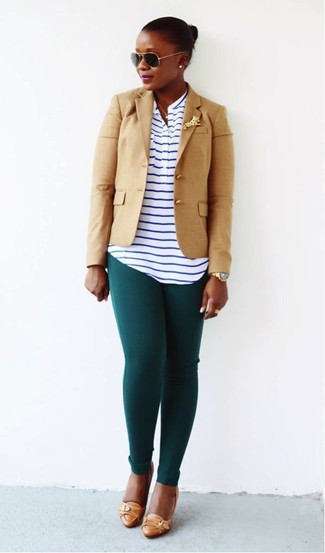 Quale blazer indossare con décolleté beige: Abbina un blazer con leggings verde scuro per un semplice tocco di eleganza. Décolleté beige sono una splendida scelta per completare il look.