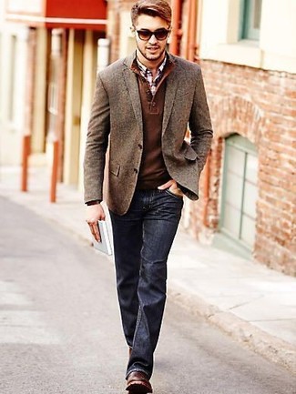 Come indossare e abbinare scarpe derby con jeans per un uomo di 20 anni: Coniuga un blazer di lana marrone con jeans per un look davvero alla moda. Abbellisci questo completo con un paio di scarpe derby.