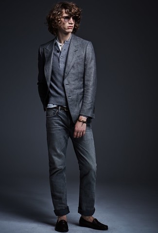 Quale jeans indossare con un blazer grigio in autunno 2024: Mostra il tuo stile in un blazer grigio con jeans per un abbigliamento elegante ma casual. Scegli un paio di mocassini eleganti in pelle neri come calzature per un tocco virile. Una buona scelta per questo autunno!