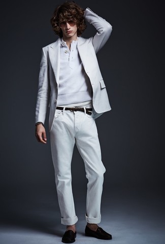 Come indossare e abbinare un blazer bianco: Prova ad abbinare un blazer bianco con jeans bianchi per un look elegante ma non troppo appariscente. Mostra il tuo gusto per le calzature di alta classe con un paio di mocassini eleganti in pelle marrone scuro.