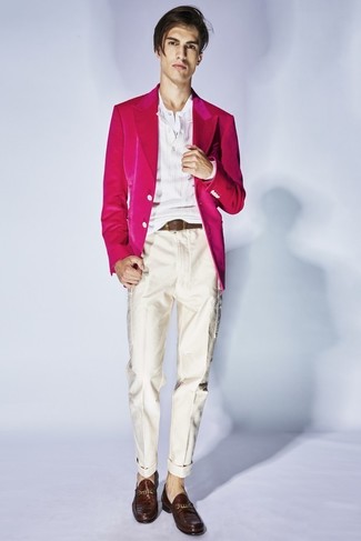 Quale pantaloni eleganti indossare con un blazer rosa quando fa caldo: Indossa un blazer rosa con pantaloni eleganti per un look elegante e alla moda. Questo outfit si abbina perfettamente a un paio di mocassini eleganti in pelle marroni.