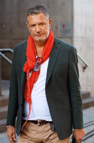 Come indossare e abbinare una cintura in pelle tessuta terracotta per un uomo di 50 anni: Combina un blazer grigio scuro con una cintura in pelle tessuta terracotta per un look comfy-casual.
