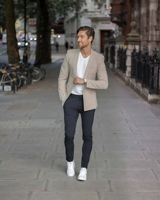 Quale blazer indossare con chino grigi: Scegli un blazer e chino grigi per un look da sfoggiare sul lavoro. Sneakers basse in pelle bianche renderanno il tuo look davvero alla moda.