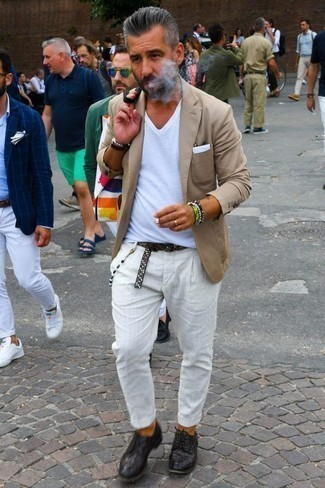 Look alla moda per uomo: Blazer marrone chiaro, T-shirt con scollo a v bianca, Chino bianchi, Scarpe derby in pelle melanzana scuro
