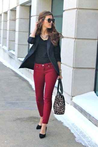 Quale décolleté indossare con jeans bordeaux: Coniuga un blazer nero con jeans bordeaux e sarai un vero sballo. Décolleté sono una valida scelta per completare il look.