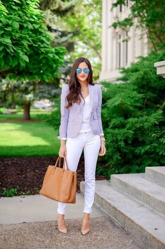 Come indossare e abbinare un blazer viola: Indossa un blazer viola e jeans aderenti bianchi per affrontare con facilità la tua giornata. Décolleté in pelle beige sono una validissima scelta per completare il look.