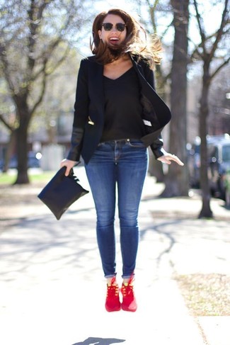 Come indossare e abbinare un blazer nero per una donna di 30 anni in modo casual: Abbina un blazer nero con jeans aderenti blu per un fantastico look da sfoggiare nel weekend. Calza un paio di scarpe sportive rosse per un tocco più rilassato.