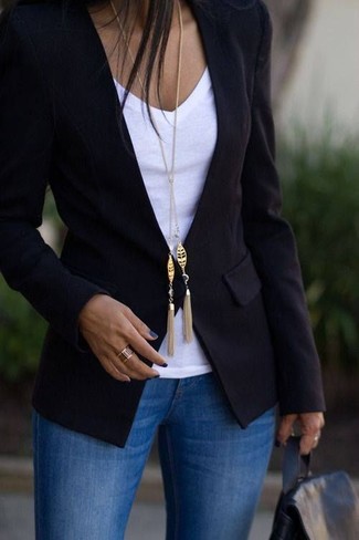 Quale jeans aderenti indossare con un blazer nero in modo smart-casual: Combina un blazer nero con jeans aderenti per essere trendy e seducente.