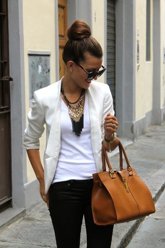 Look alla moda per donna: Blazer beige, T-shirt con scollo a v bianca, Jeans aderenti neri, Cartella in pelle terracotta