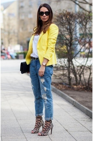 Quale jeans boyfriend indossare con un blazer giallo: Combina un blazer giallo con jeans boyfriend per un'atmosfera casual-cool. Sandali con tacco in pelle leopardati beige sono una gradevolissima scelta per completare il look.