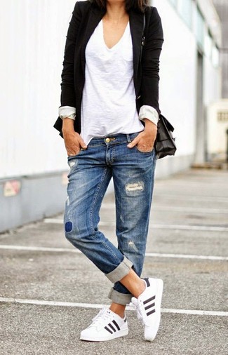 Look alla moda per donna: Blazer nero, T-shirt con scollo a v bianca, Jeans boyfriend strappati blu, Scarpe sportive bianche