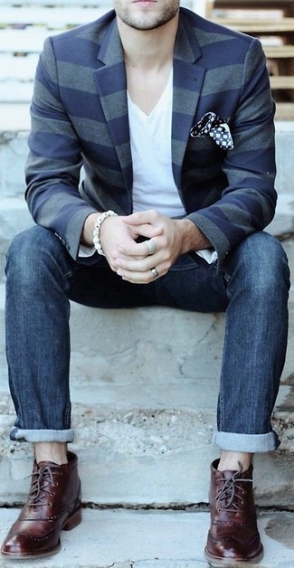 Come indossare e abbinare un blazer con stivaletti brogue in modo smart-casual: Abbina un blazer con jeans blu scuro per un look trendy e alla mano. Sfodera il gusto per le calzature di lusso e prova con un paio di stivaletti brogue.