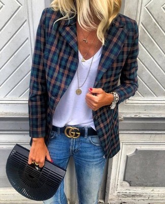 Come indossare e abbinare un blazer per una donna di 30 anni: Potresti abbinare un blazer con jeans blu per un look raffinato per il tempo libero.