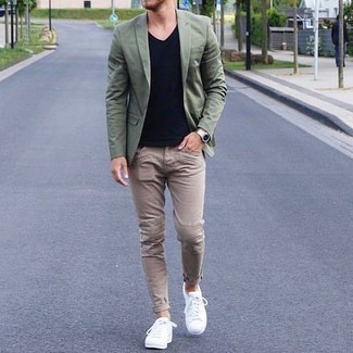 Come indossare e abbinare jeans beige in modo casual: Potresti indossare un blazer verde oliva e jeans beige per un drink dopo il lavoro. Per un look più rilassato, prova con un paio di sneakers basse in pelle bianche.