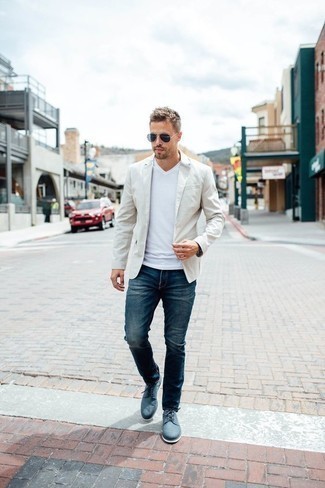 Come indossare e abbinare jeans blu con un blazer bianco per un uomo di 20 anni: Potresti abbinare un blazer bianco con jeans blu se preferisci uno stile ordinato e alla moda. Scegli un paio di scarpe derby di tela blu come calzature per mettere in mostra il tuo gusto per le scarpe di alta moda.