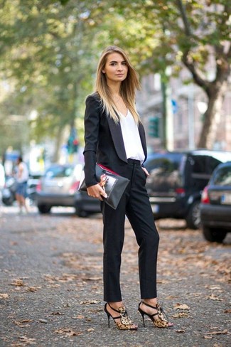 Quale sandali con tacco indossare con pantaloni eleganti neri in modo smart-casual: Opta per un blazer nero e pantaloni eleganti neri, perfetto per il lavoro. Sandali con tacco sono una buona scelta per completare il look.