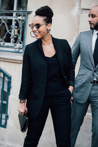 Come indossare e abbinare orecchini argento per una donna di 30 anni: Scegli un blazer nero e orecchini argento per un look facile da indossare.