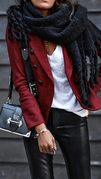 Look alla moda per donna: Blazer di lana rosso, T-shirt con scollo a v bianca, Pantaloni skinny in pelle neri, Borsa a tracolla in pelle nera