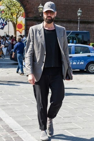 Look alla moda per uomo: Blazer grigio, T-shirt girocollo a righe verticali grigio scuro, Canotta nera, Chino neri