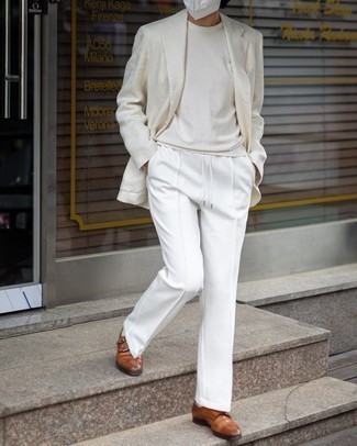 Come indossare e abbinare un blazer di lino beige: Opta per un blazer di lino beige e chino bianchi, perfetto per il lavoro. Scegli un paio di scarpe double monk in pelle marroni per dare un tocco classico al completo.