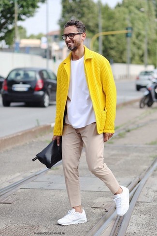 Come indossare e abbinare una giacca gialla: Vestiti con una giacca gialla e chino beige per un drink dopo il lavoro. Scegli un paio di scarpe sportive bianche come calzature per avere un aspetto più rilassato.