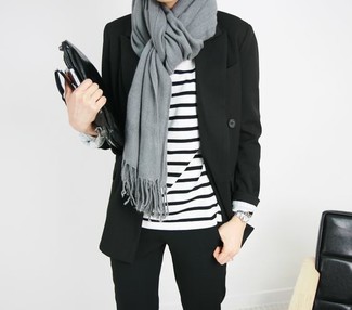 Come indossare e abbinare una sciarpa grigia in modo casual: Opta per un blazer nero e una sciarpa grigia per le giornate pigre.