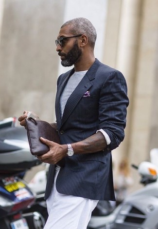 Come indossare e abbinare un blazer a righe verticali nero per un uomo di 30 anni in modo casual: Mostra il tuo stile in un blazer a righe verticali nero con chino bianchi per essere elegante ma non troppo formale.
