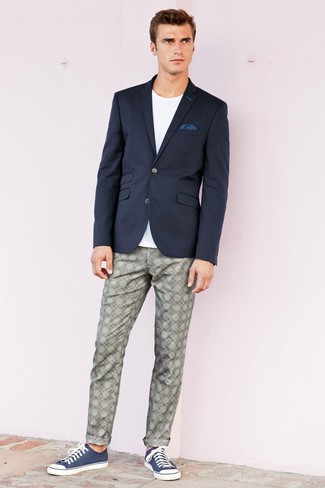 Quale blazer indossare con chino grigi in modo casual: Opta per un blazer e chino grigi per un look davvero alla moda. Per un look più rilassato, mettiti un paio di sneakers basse di tela blu scuro.