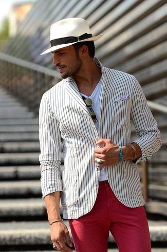 Come indossare e abbinare un blazer a righe verticali bianco in modo casual: Prova ad abbinare un blazer a righe verticali bianco con chino rossi per essere elegante ma non troppo formale.