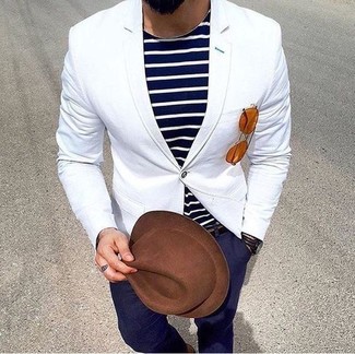 Come indossare e abbinare un borsalino marrone per un uomo di 30 anni quando fa caldo: Prova a combinare un blazer bianco con un borsalino marrone per un look perfetto per il weekend.
