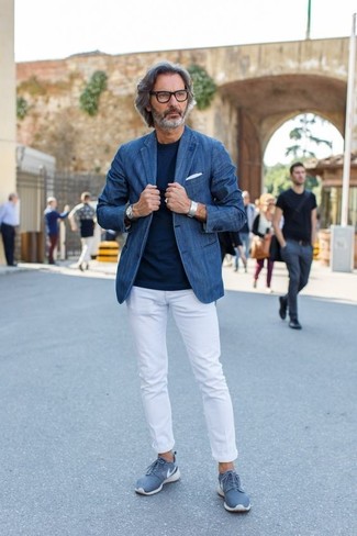 Come indossare e abbinare chino con una t-shirt girocollo per un uomo di 50 anni: Opta per una t-shirt girocollo e chino per un look semplice, da indossare ogni giorno. Sneakers basse blu sono una splendida scelta per completare il look.