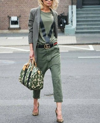 Look alla moda per donna: Blazer di cotone grigio, T-shirt girocollo verde oliva, Chino verde oliva, Décolleté in pelle scamosciata leopardati marrone chiaro