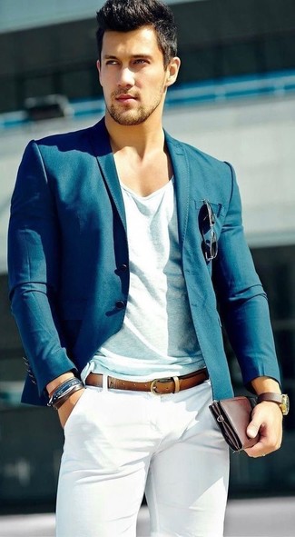 Come indossare e abbinare un bracciale in pelle marrone scuro: Un blazer blu e un bracciale in pelle marrone scuro sono una combinazione perfetta da usare nel weekend.
