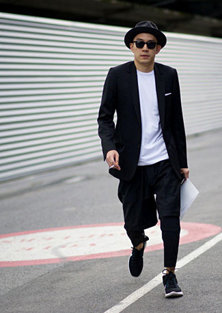 Look alla moda per uomo: Blazer nero, T-shirt girocollo bianca, Chino neri, Scarpe sportive nere