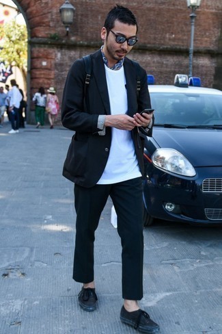 Look alla moda per uomo: Blazer nero, T-shirt girocollo bianca, Chino neri, Sneakers basse in pelle nere