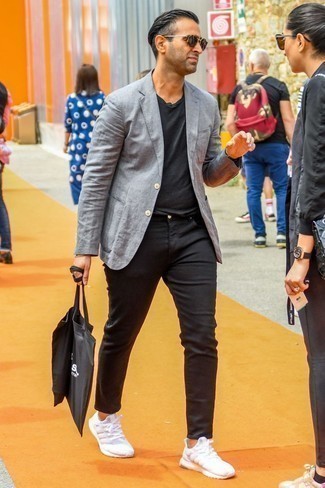 Quale chino indossare con un blazer grigio scuro in modo casual: Potresti combinare un blazer grigio scuro con chino se preferisci uno stile ordinato e alla moda. Per un look più rilassato, scegli un paio di scarpe sportive bianche come calzature.