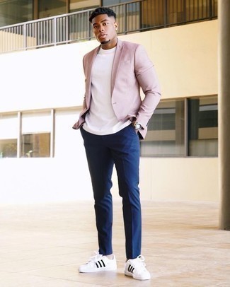 Come indossare e abbinare sneakers basse in pelle bianche e nere: Opta per un blazer rosa e chino blu scuro per un look davvero alla moda. Abbina questi abiti a un paio di sneakers basse in pelle bianche e nere.