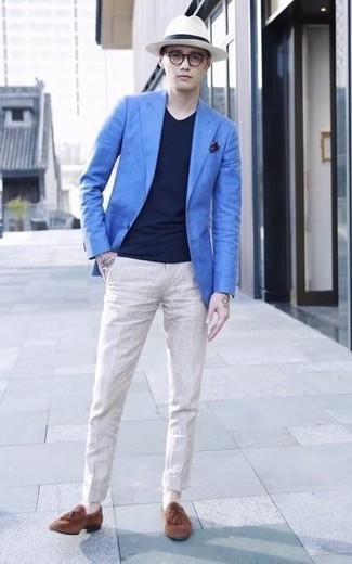 Quale chino indossare con mocassini con nappine marroni per un uomo di 20 anni: Indossa un blazer blu e chino per un drink dopo il lavoro. Impreziosisci il tuo outfit con un paio di mocassini con nappine marroni.