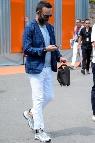 Come indossare e abbinare una pochette di tela nera per un uomo di 40 anni: Prova a combinare un blazer scozzese blu con una pochette di tela nera per un'atmosfera casual-cool. Perfeziona questo look con un paio di scarpe sportive azzurre.