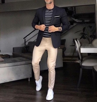 Look alla moda per uomo: Blazer nero, T-shirt girocollo a righe orizzontali blu scuro e bianca, Chino beige, Sneakers basse di tela bianche