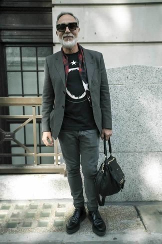 Come indossare e abbinare una borsa a tracolla per un uomo di 50 anni: Metti un blazer grigio e una borsa a tracolla per un'atmosfera casual-cool. Indossa un paio di scarpe derby in pelle nere per dare un tocco classico al completo.
