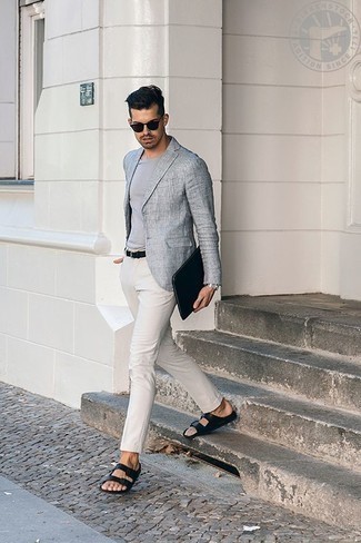 Look alla moda per uomo: Blazer grigio, T-shirt girocollo grigia, Chino bianchi, Sandali in pelle neri