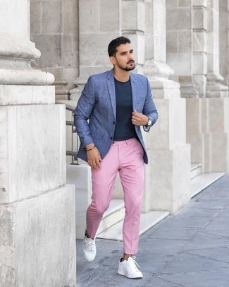 Come indossare e abbinare chino rosa con un blazer blu: Vestiti con un blazer blu e chino rosa, perfetto per il lavoro. Per distinguerti dagli altri, opta per un paio di sneakers basse in pelle bianche.